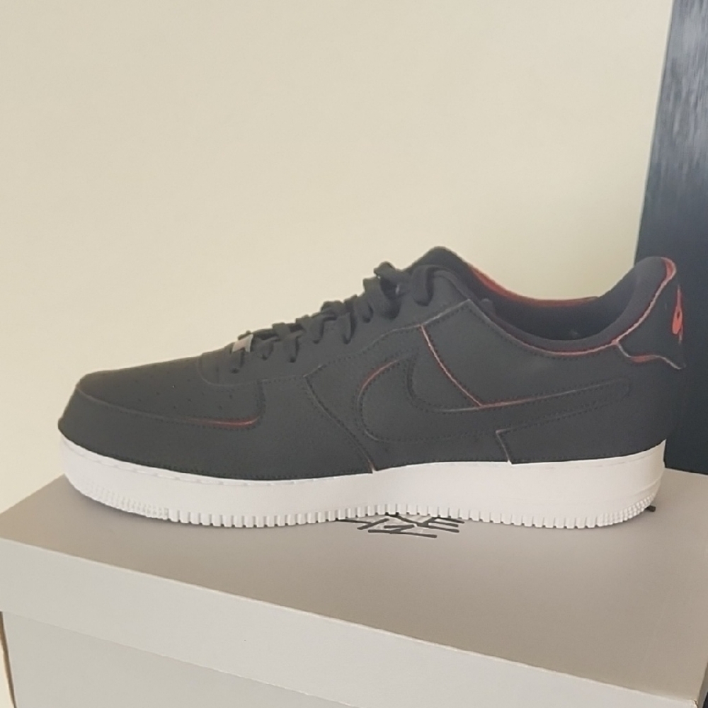 Nike Men's Black and Red Sneakers